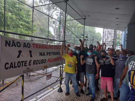 Terceirizados da Petrobras protestam contra salários atrasados no AM