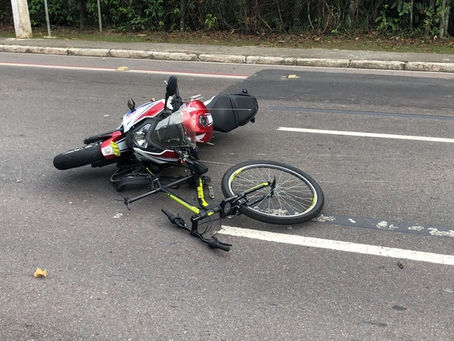 Ciclista é atropelado por motoqueiro na avenida Coronel Teixeira, em Manaus