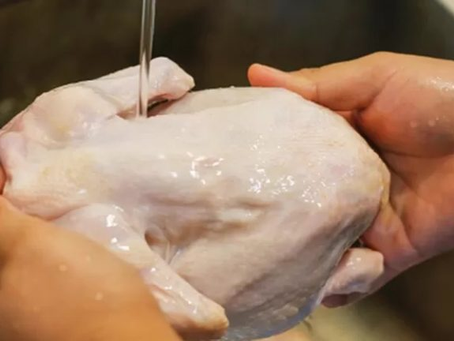 Saiba os perigos de lavar o frango antes de cozinhá-lo