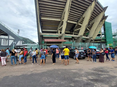 Manaus tem filas e aglomeração no primeiro dia de vacinação de profissionais da educação