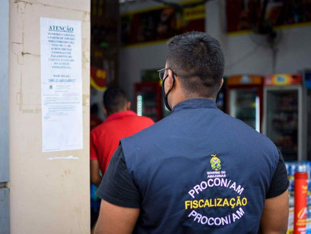 Loja que cobrava taxa para passar cartão do Auxílio Estadual é autuado em Parintins