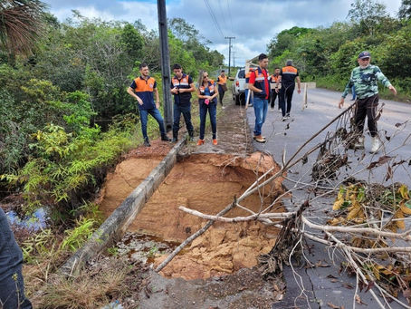 Trecho da estrada de Novo Airão desmorona e deixa motoristas em alerta