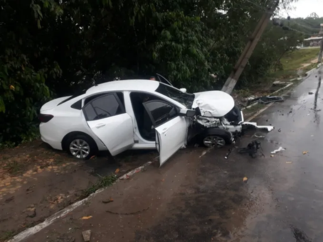 Vídeo: Motorista colide contra poste durante chuva em Manaus