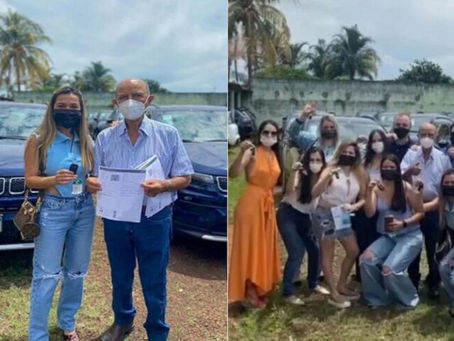 Prefeito viraliza após presentear 15 netos com carros de luxo