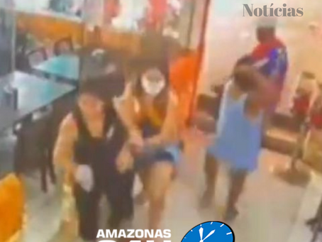 Veja vídeo: homem assalta em mercadinho e acaba sendo atacado por mulher com suposto instrumento