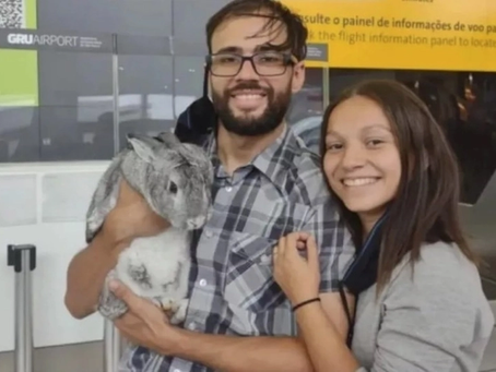 Coelho embarca em voo com escolta policial após briga em aeroporto