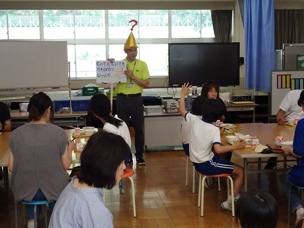 給食試食会で親子で一緒に食べながら食に関するクイズを楽しむ様子