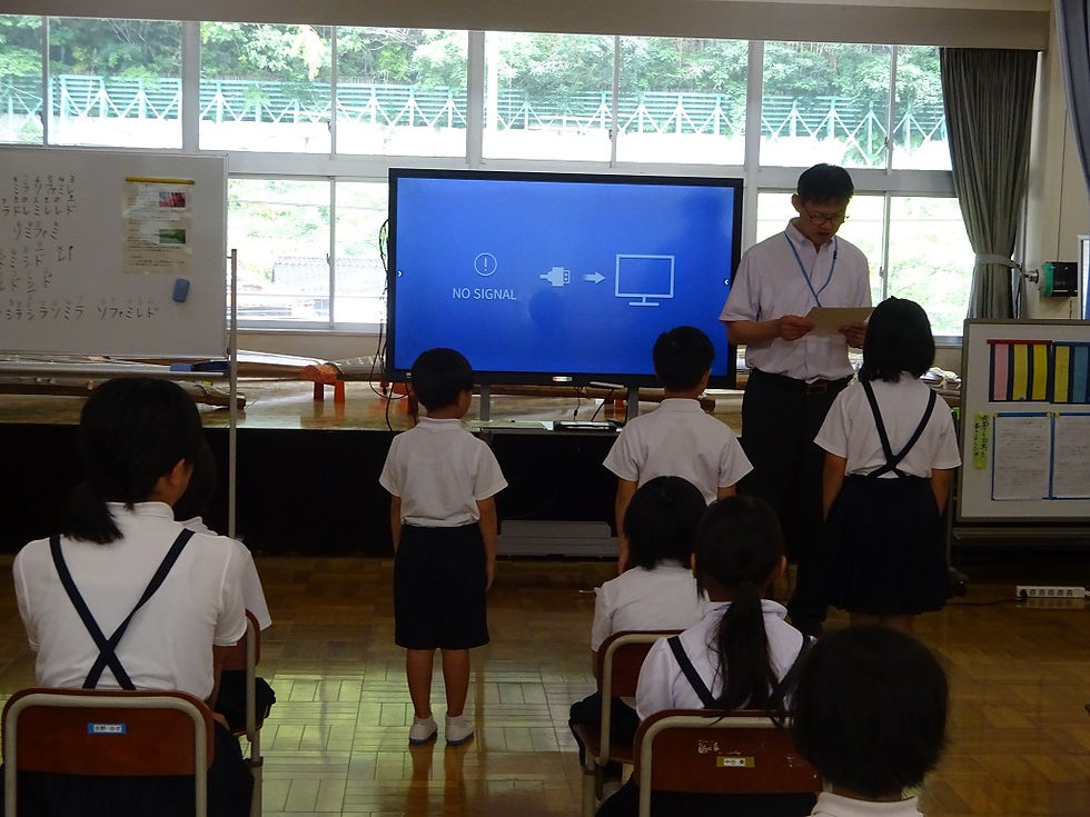校内水泳大会の表彰の様子