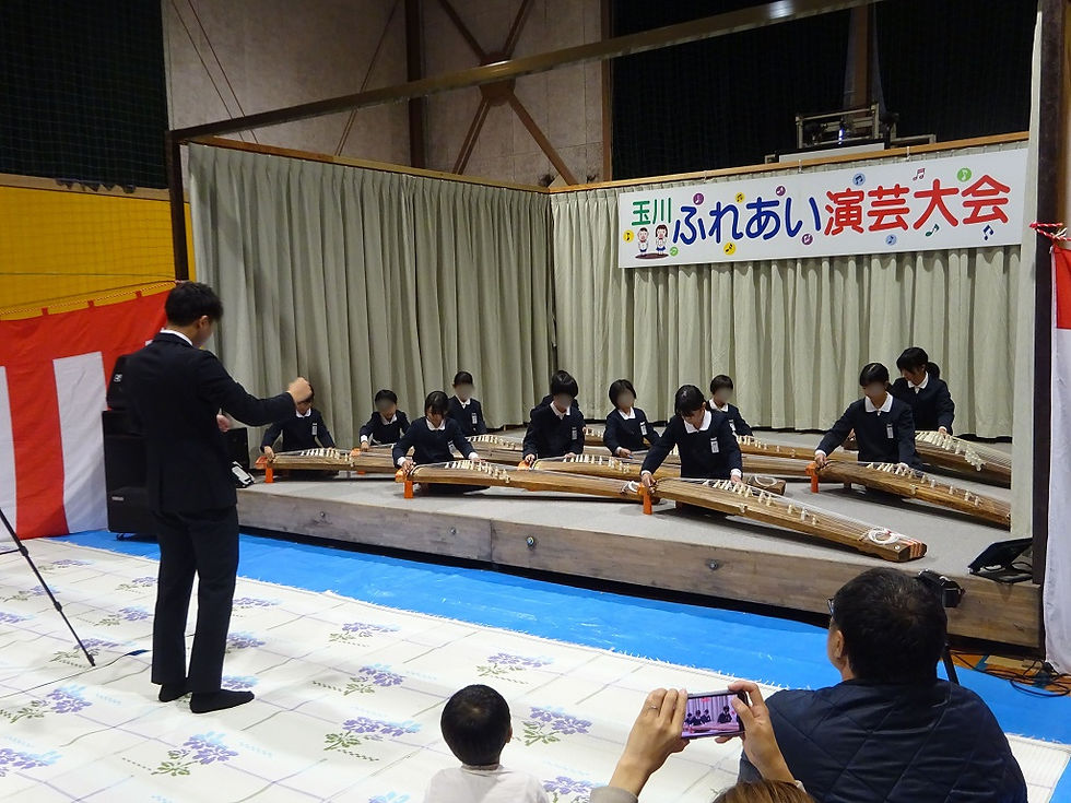 箏の演奏(校歌)のようす