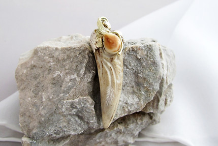 lovecká šperk-přívesek na krk