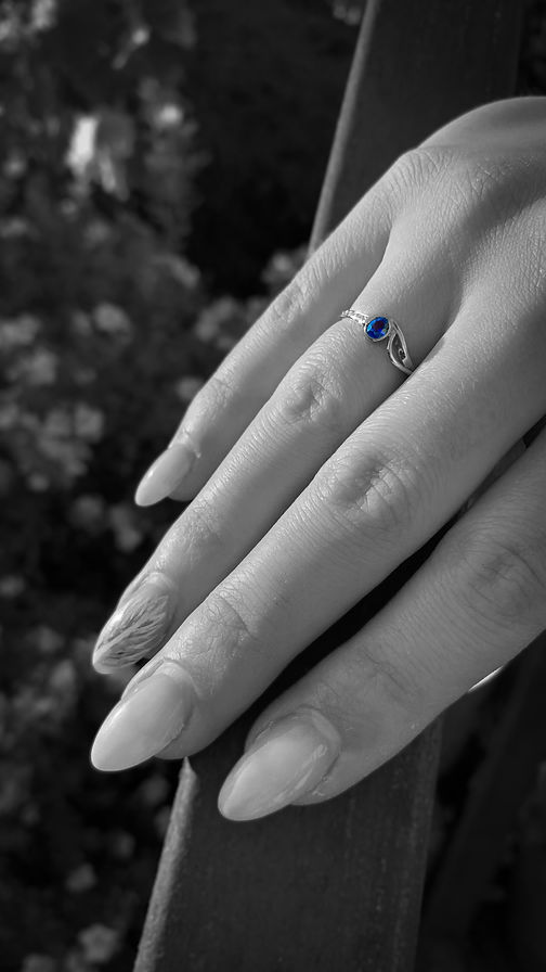 jemný prsten se safírem