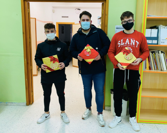 Los alumnos de 2º ACOM, Juan Mozo López, Borja Broncano Tamudo y José Manuel Palomo Rosillo, que recibieron su «comisión» por ser los líderes de ventas de la primera evaluación.