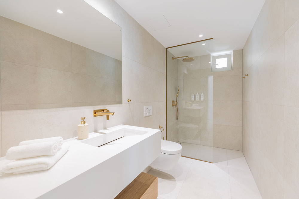 Spacious modern bathroom in Villa C