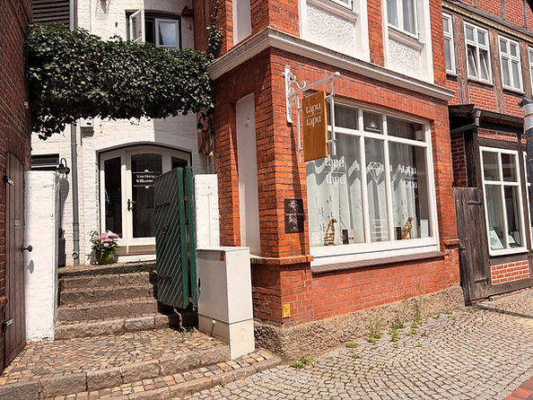 unser Studioeingang und Schaufenster taputapu in der Hauptstrasse in Mölln