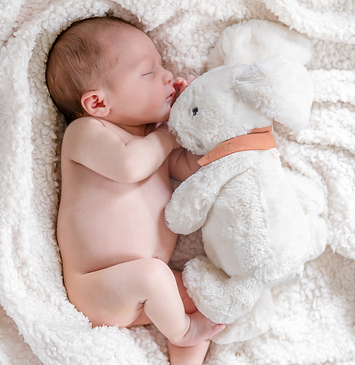 bébé sur plaid avec peluche séance photo naissance nouveau né