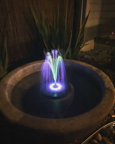 Fontaine énergie solaire et bain d'oiseau dans aménagement paysager à faible entretient regénérateur pour la biodiversité à Bromont. Solar fountain and bird bath in a regenerative for biodiversity landscape project in Bromont.