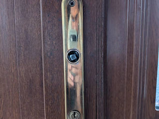Did you know that a door handle can’t just break for no reason? Simply replacing the handle won’t fix the problem. Most likely, your door is out of alignment, and the spindle length is too short.