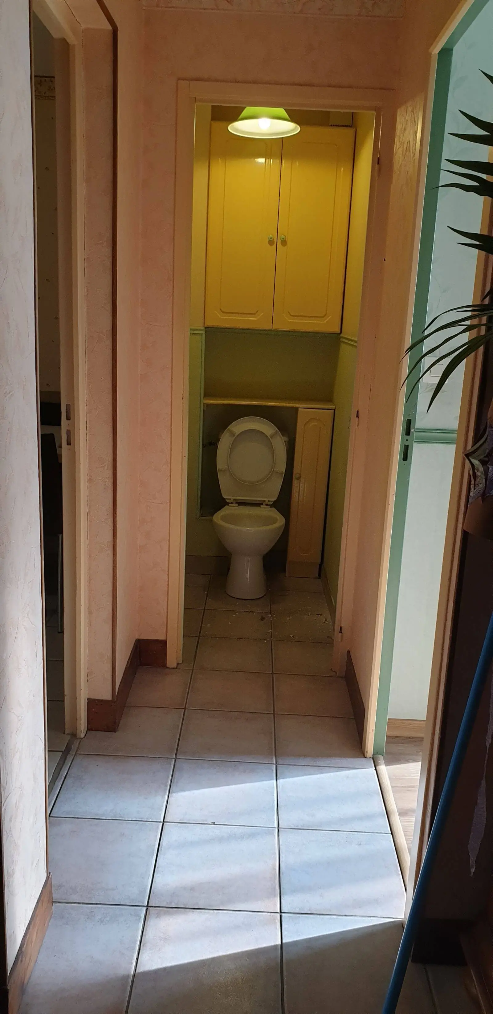  Avant transformation toilette + placard en salle de bain complète avec douche WC, Rambouillet Yvelines – GDS Construction