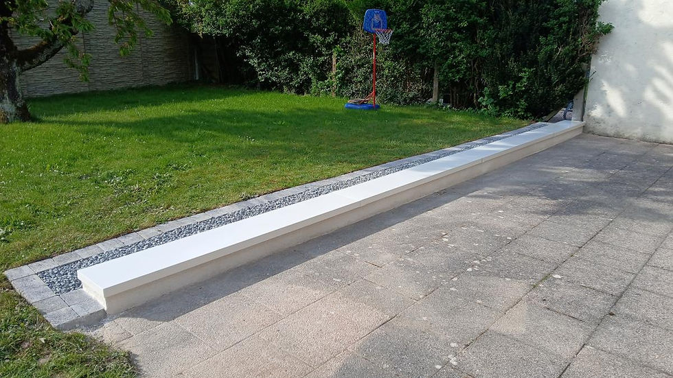 Aménagement paysager complet avec muret béton moderne et protection alu maçon Yvelines.