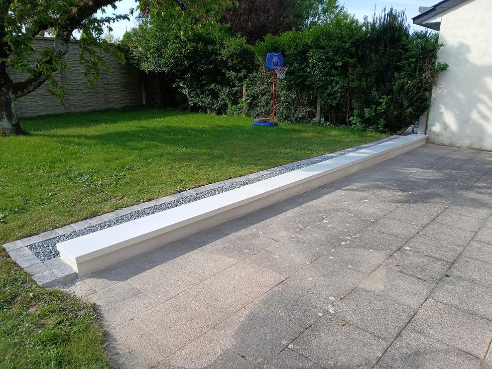 Aménagement paysager complet avec muret béton moderne et protection alu maçon Yvelines.