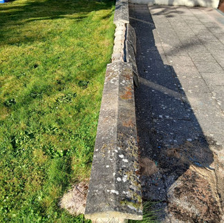 Vue aérienne ancien chaperon mur ciment et pierre silex dégradé Rambouillet.