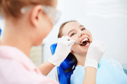 chequeo-paciente-oral-espejo-bastante_1098-6792