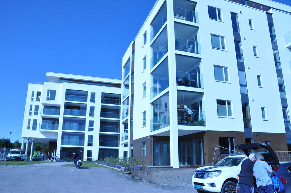 To moderne boligblokker med innglassede balkonger