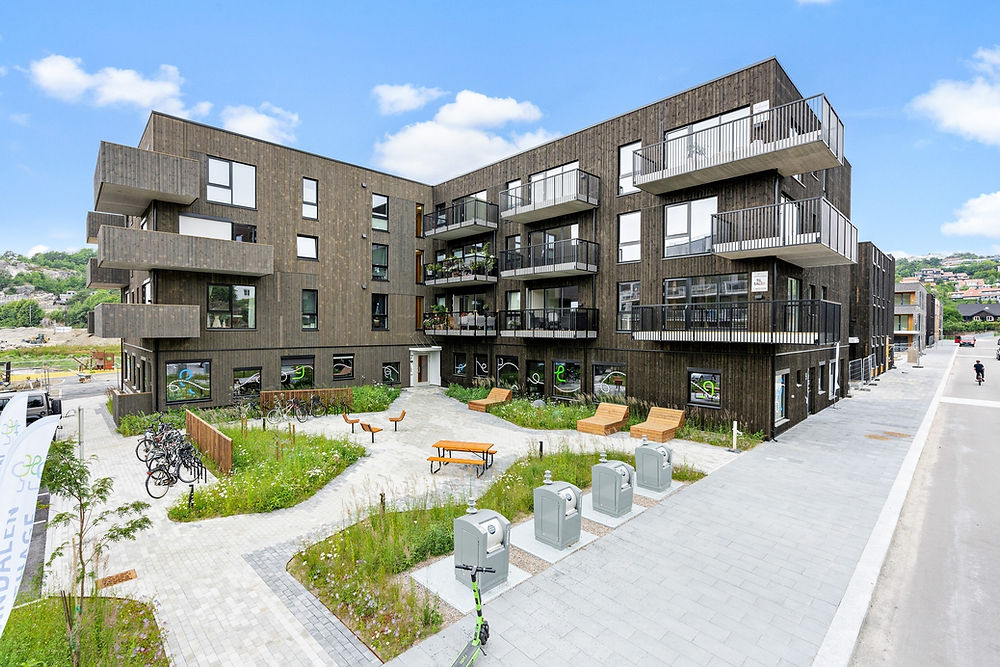 En moderne boligblokk med balkonger med rekkverk i stål