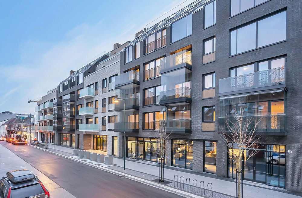 Moderne boligkompleks i byen med innglassede balkonger