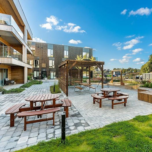 En koselig tun med benker og pergola