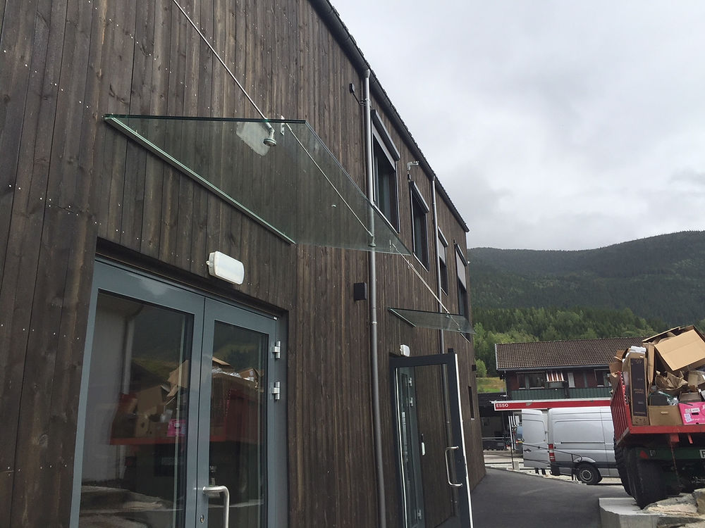 To baldakin i glass over ytterdører