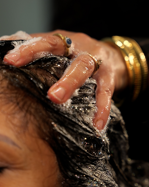 Réalisation d'un Shampoing naturel dans le cadre d'un hair spa au salon Patchoulie à Lyon