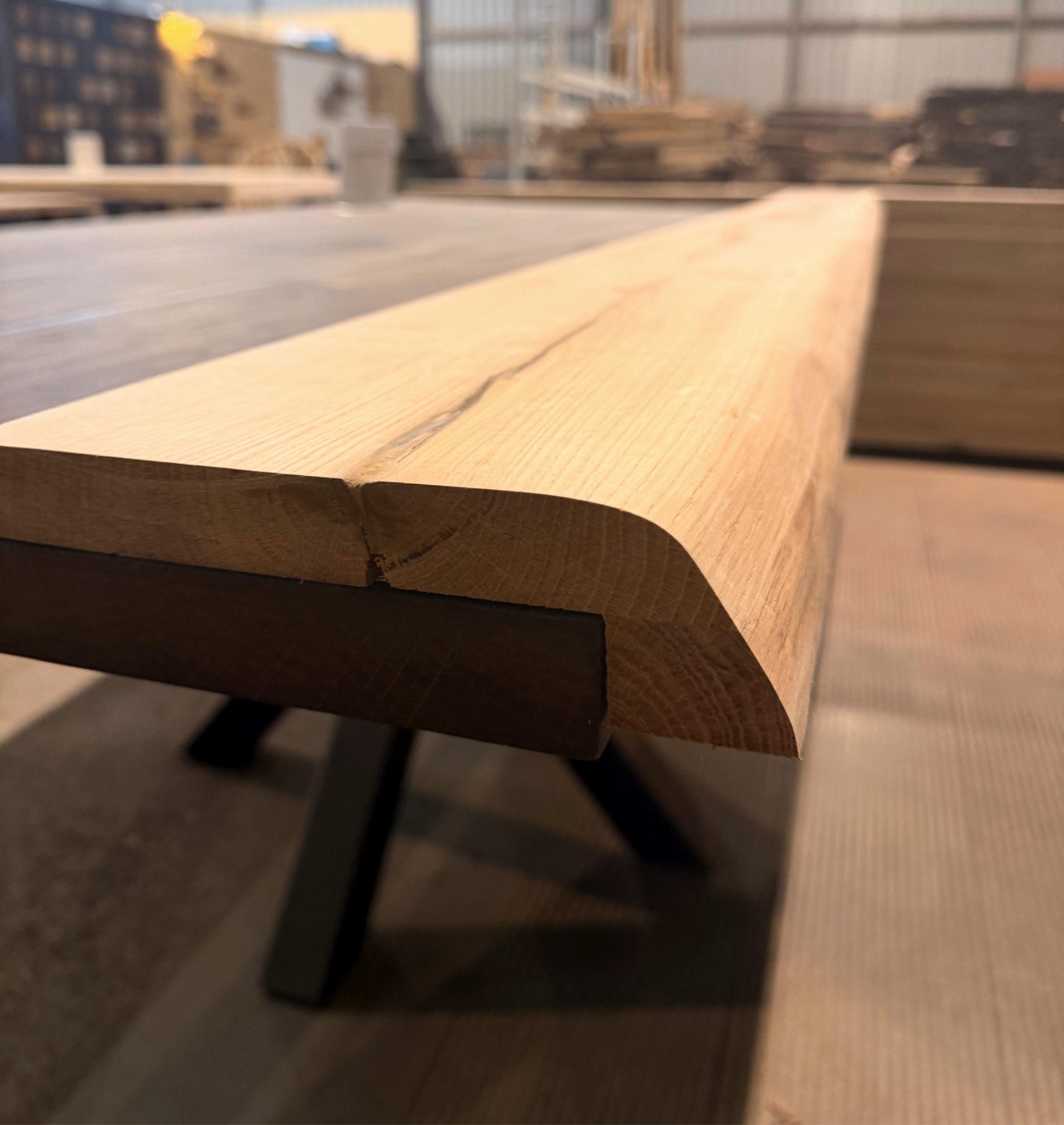 zijaanzicht vensterbank eiken boomstam overzet