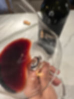 copa con vino tinto y de fondo ichnilatis