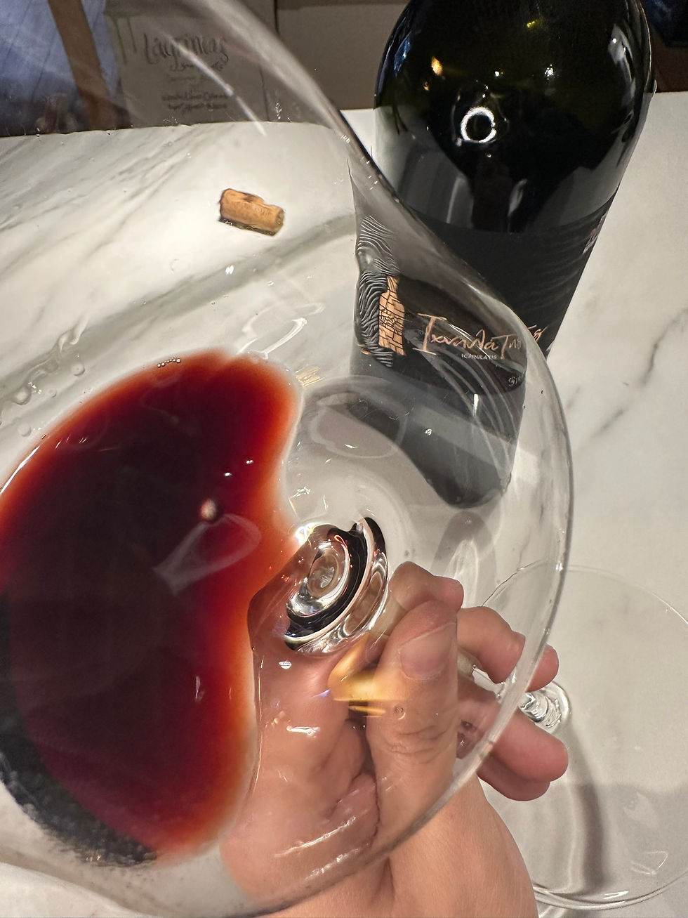 copa con vino tinto y de fondo ichnilatis