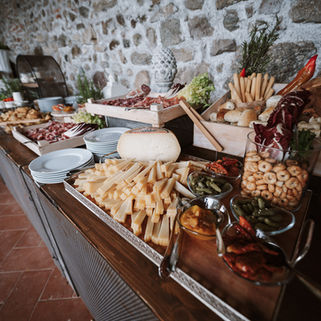 Ricco buffet di formaggi, salumi e grissini