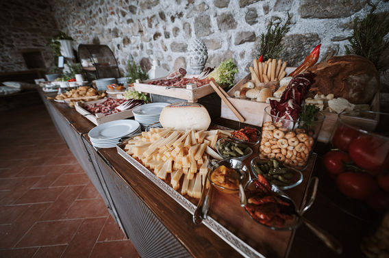 Ricco buffet di formaggi, salumi e grissini