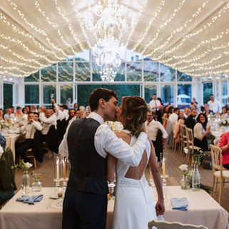 Sposa e sposo si baciano, ricevimento Matrimoni Castello di Cerusc