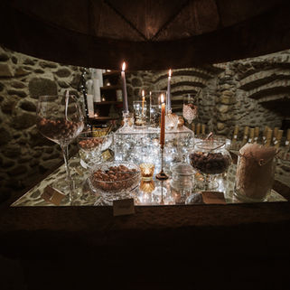 Dolci e candele su tavolo in cantina