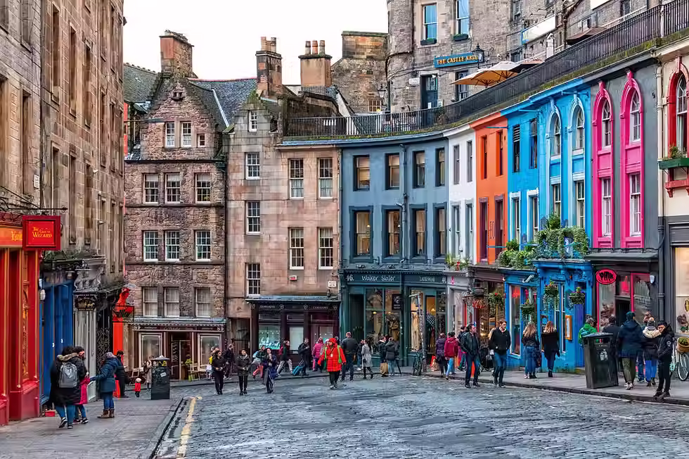 Victoria street on a cold day in Edinburgh