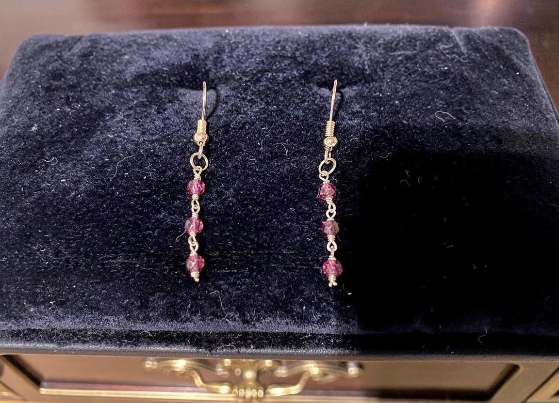 Garnet with 18 kt gold plated chain earring