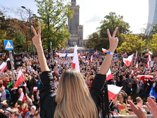 “To może być najważniejszy głos w waszym życiu” – Tusk na Marszu Miliona Serc zwrócił się do młodych