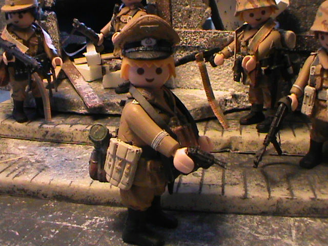 Miniatura: OFICIAL-WHERMACHT-FRONT-ORIENTAL-1944-1945-REF-0557