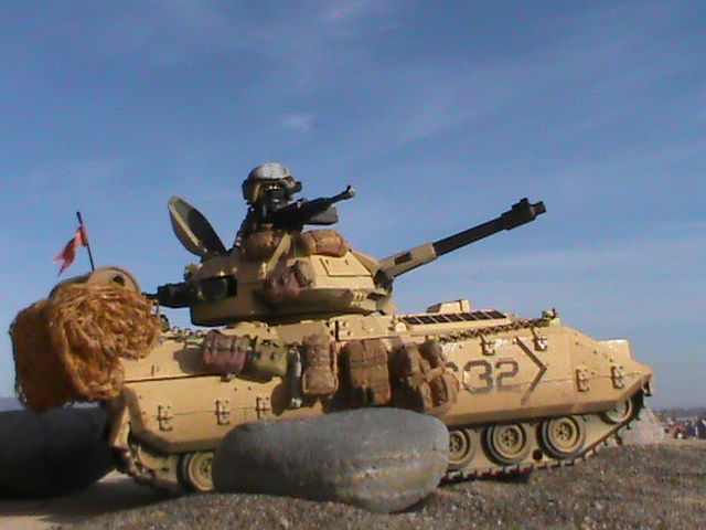 Miniatura: SUBOFICIAL CAB +TANQUE BRADLEY REF-009