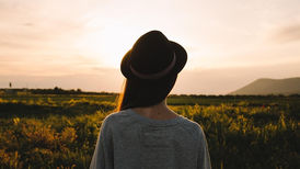 夕暮れの中、自分の内側と向き合う女性のイメージ