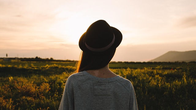 夕暮れの中、自分の内側と向き合う女性のイメージ
