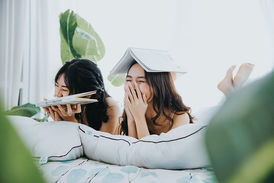 人間関係が自然に変わり始めたことを表す笑顔の女性たち