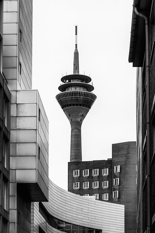 Particular black and white perspective of the Düsseldorf city television tower in conjunct