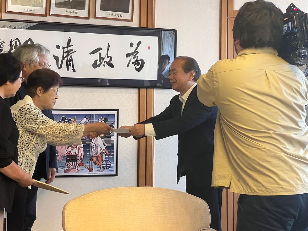 要請文を遠藤市長に手渡す高開共同代表