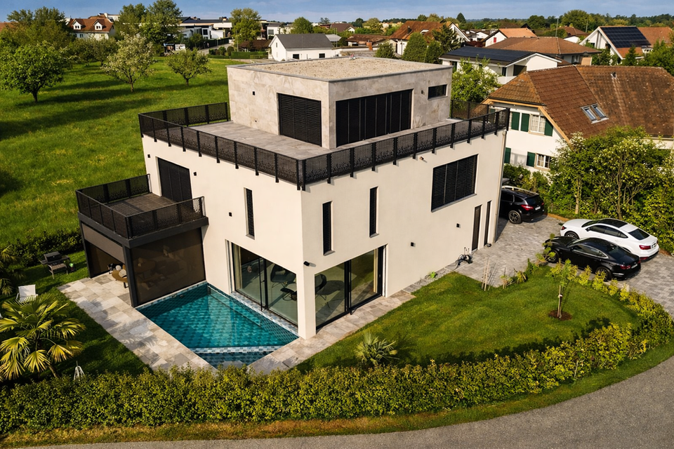 Neubau EFH Chäsiweg 1, 4665 Oftringen – modernes Einfamilienhaus mit Pool und Terrassen, Projektvolumen CHF 1.8 Mio., Aussenansicht.